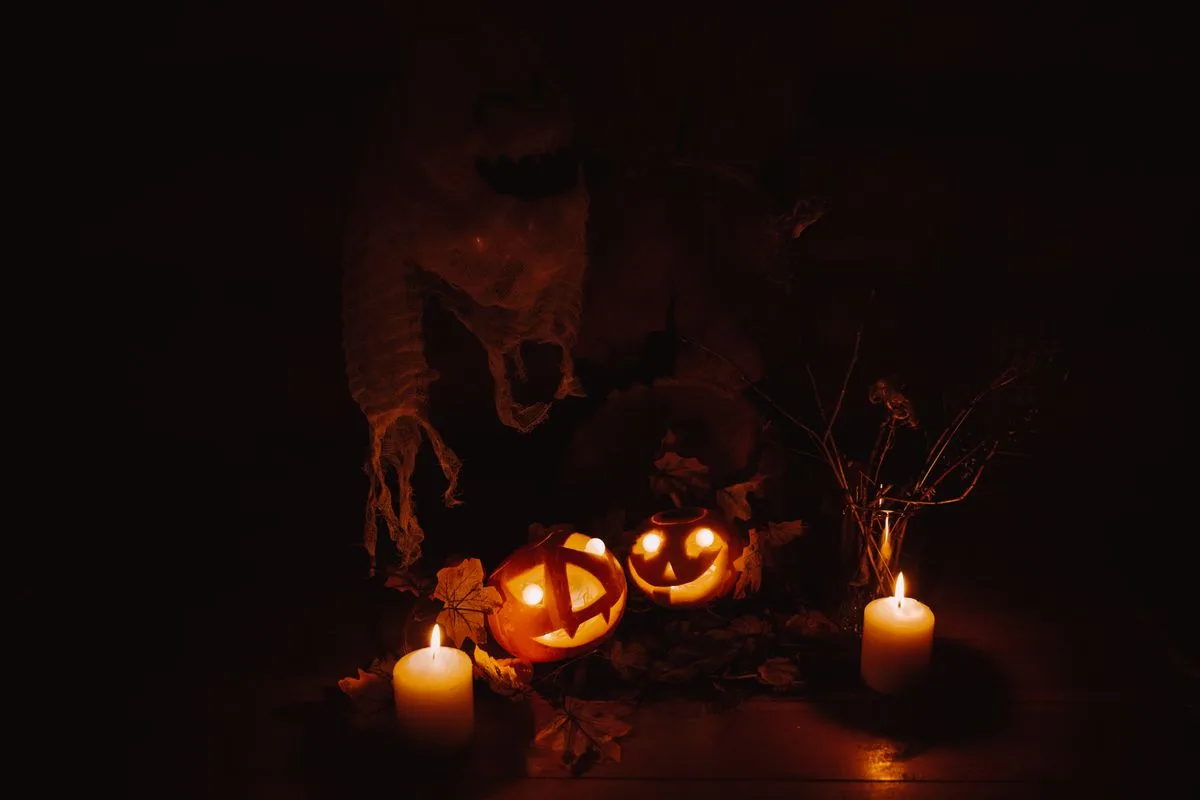 Rozsvietené halloweenske tekvice so sviečkami