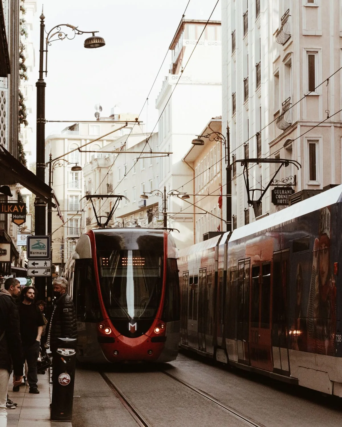 Moderná električka na rušnej mestskej ulici